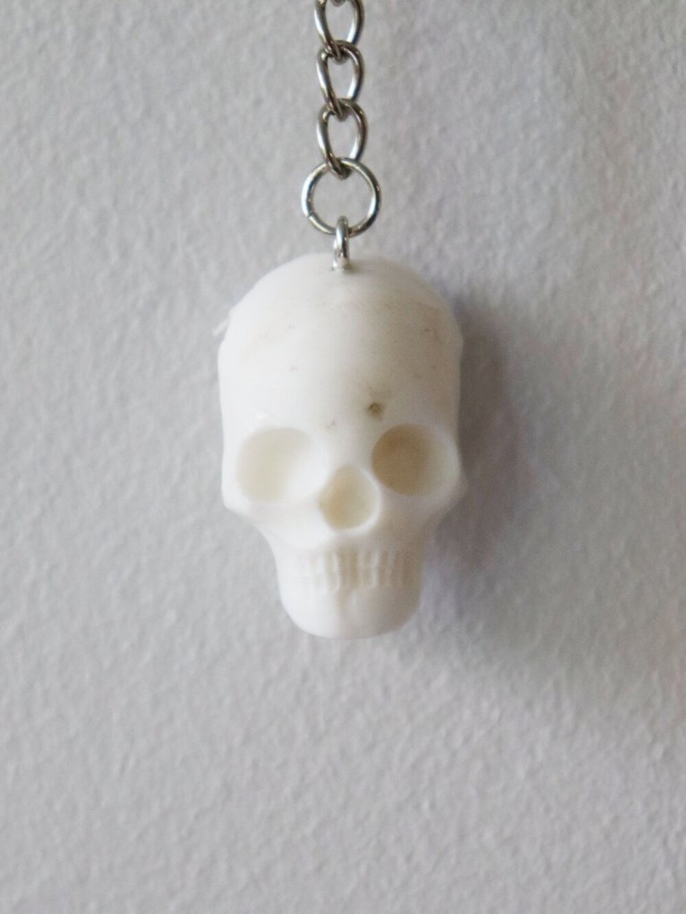 🧡 Handmade Recycled Plastic Skull Keychain - Picture 4 of 6